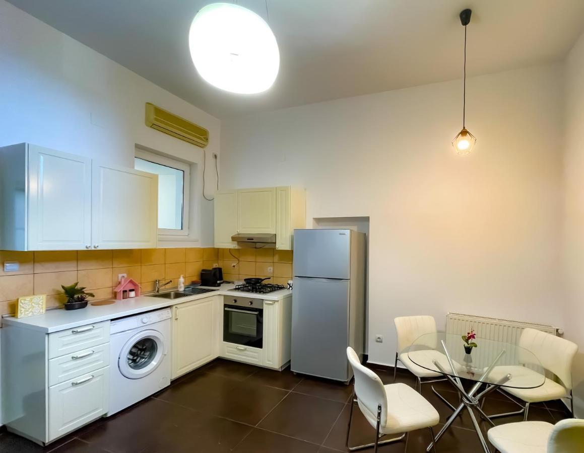 Cool Flat With Hot Tub In The Old Town Apartment Bucharest Exterior photo