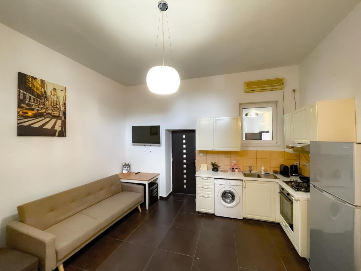 Cool Flat With Hot Tub In The Old Town Apartment Bucharest Exterior photo