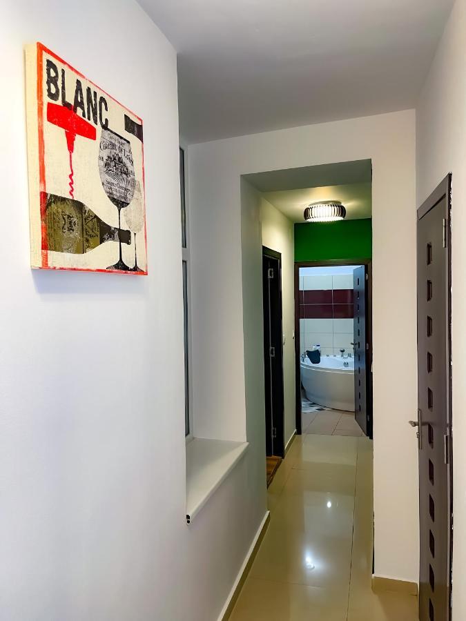 Cool Flat With Hot Tub In The Old Town Apartment Bucharest Exterior photo